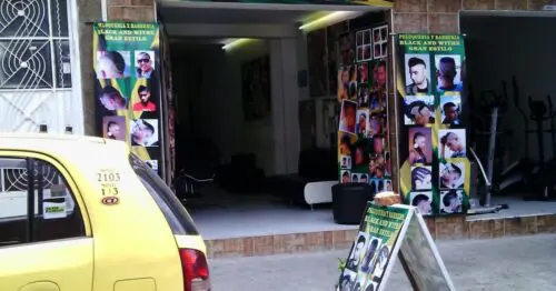 PELUQUERIA Y BARBERIA BLACK AND WHITE PELUQUERIA Y BARBERIA BLACK AND WHITE